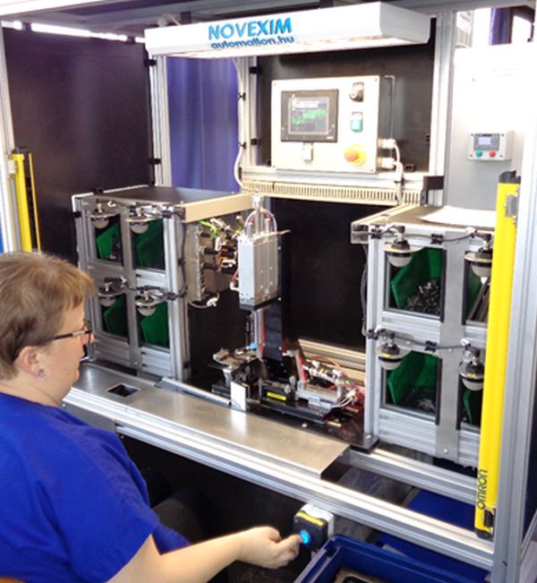 2019: Installation einer halbautomatischen Montagezelle mit Sensoren
